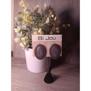 Pierced Oval Gray-Silver (matte) Pewter Color Border